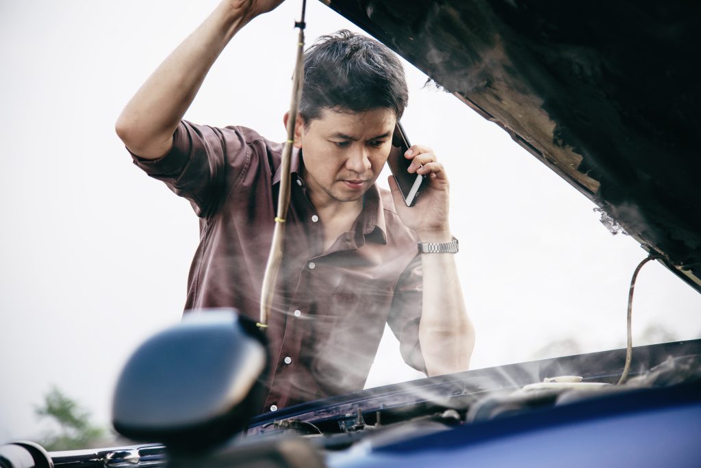 6 Cara Mengatasi Mobil "Overheat" Saat Perjalanan Keluar Kota Man Try Fix Car Engine Problem Local Road 1024x684